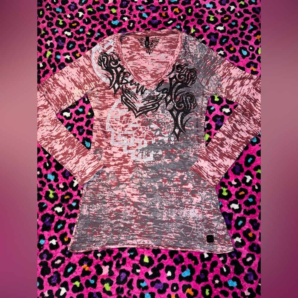 Medium Buffalo Women's Red and Black Grunge Graphic Top
